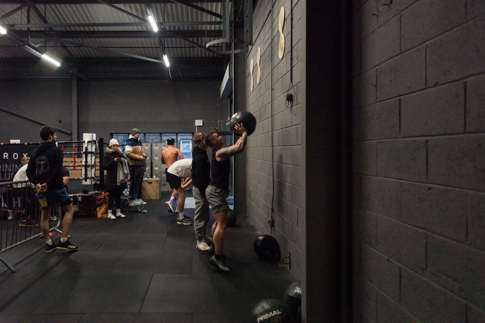 Members throwing wall balls during a HYROX sim